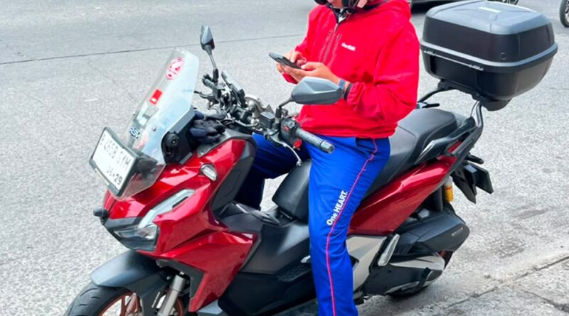 5 Cara Biker Ganteng Pakai HP Saat Naik Motor