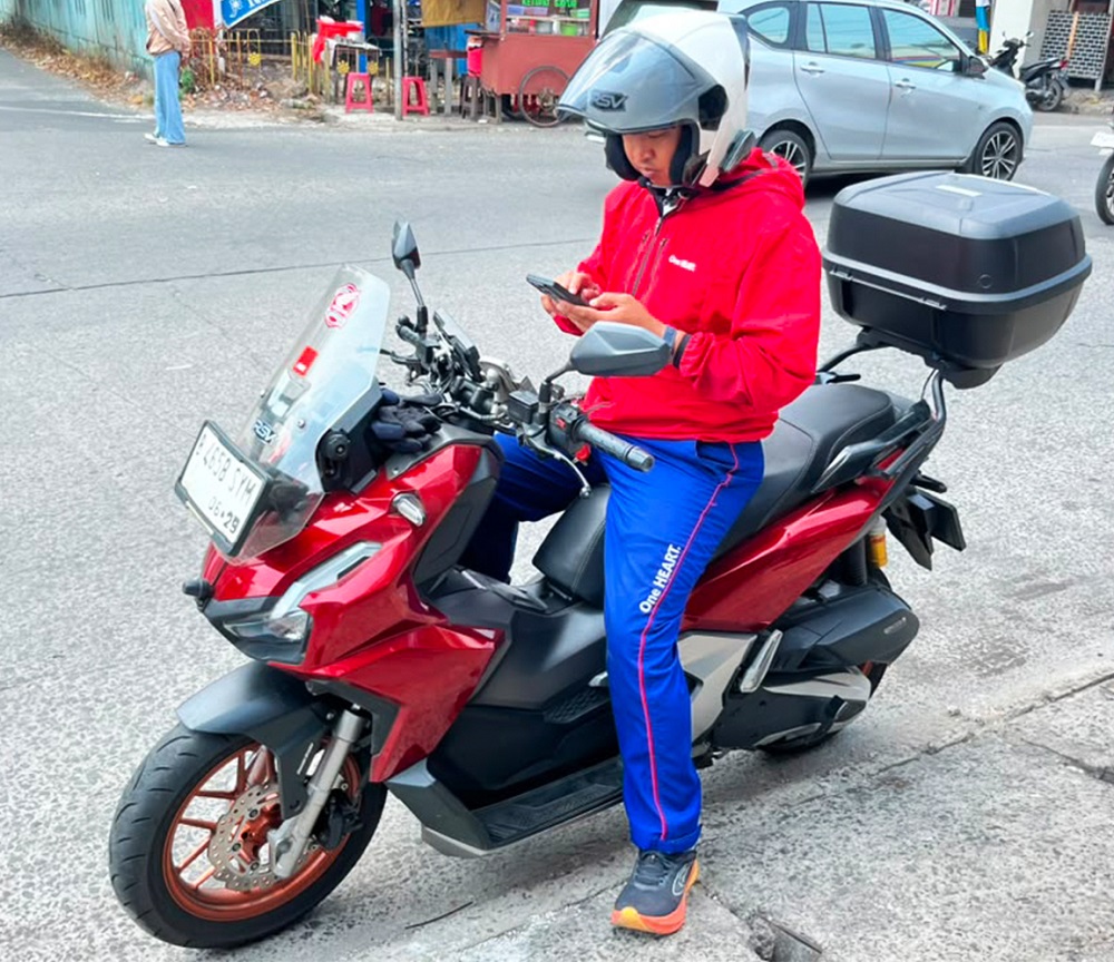 5 Cara Biker Ganteng Pakai HP Saat Naik Motor